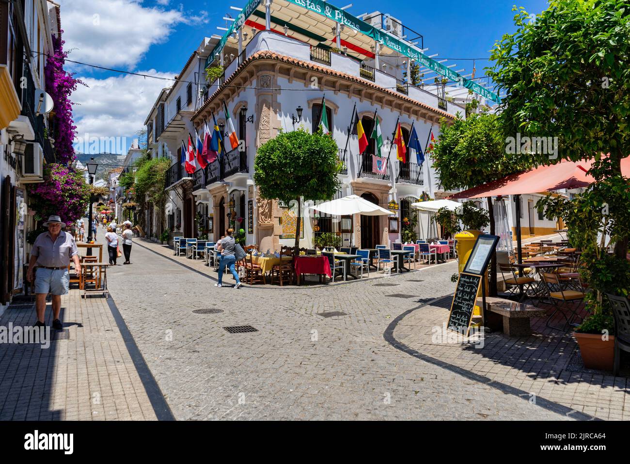 Les belles rues avec des restaurants à Malaga, en Espagne, par temps ensoleillé Banque D'Images