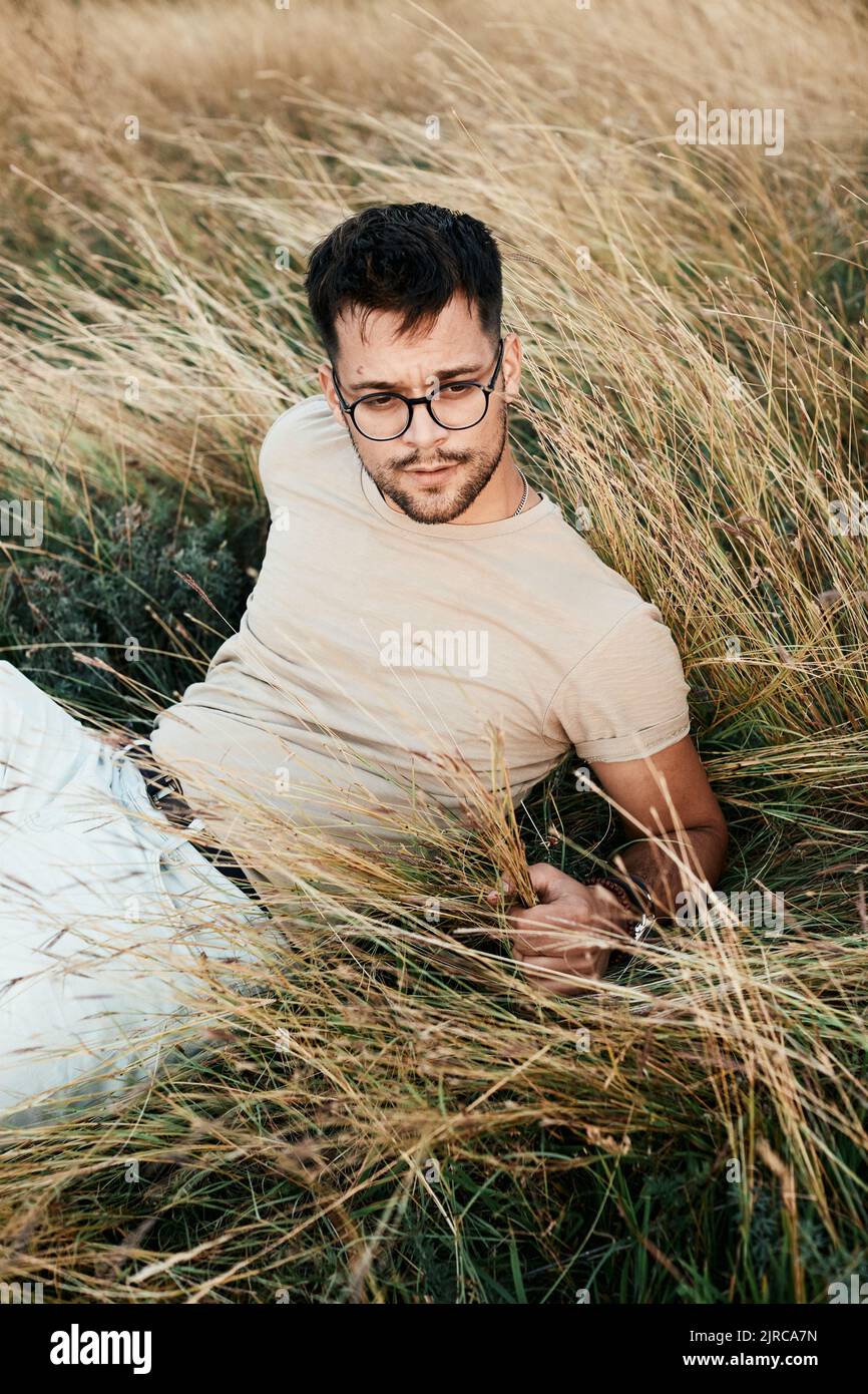 homme extérieur portrait adulte jeune homme style de vie gars belle mode attrayant modèle décontracté nature Banque D'Images
