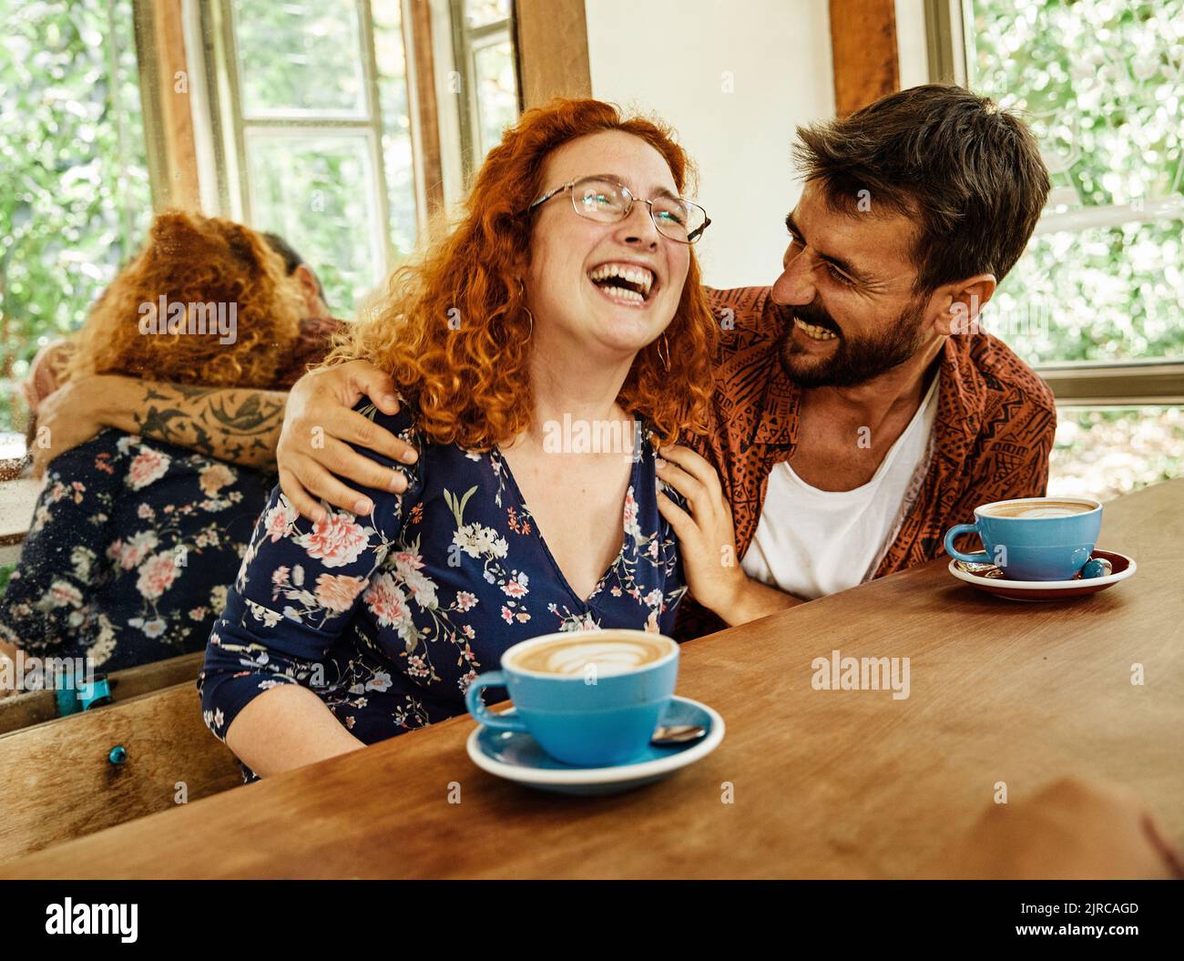 amusant femme homme couple café style de vie heureux ensemble souriant amour gai café magasin Banque D'Images