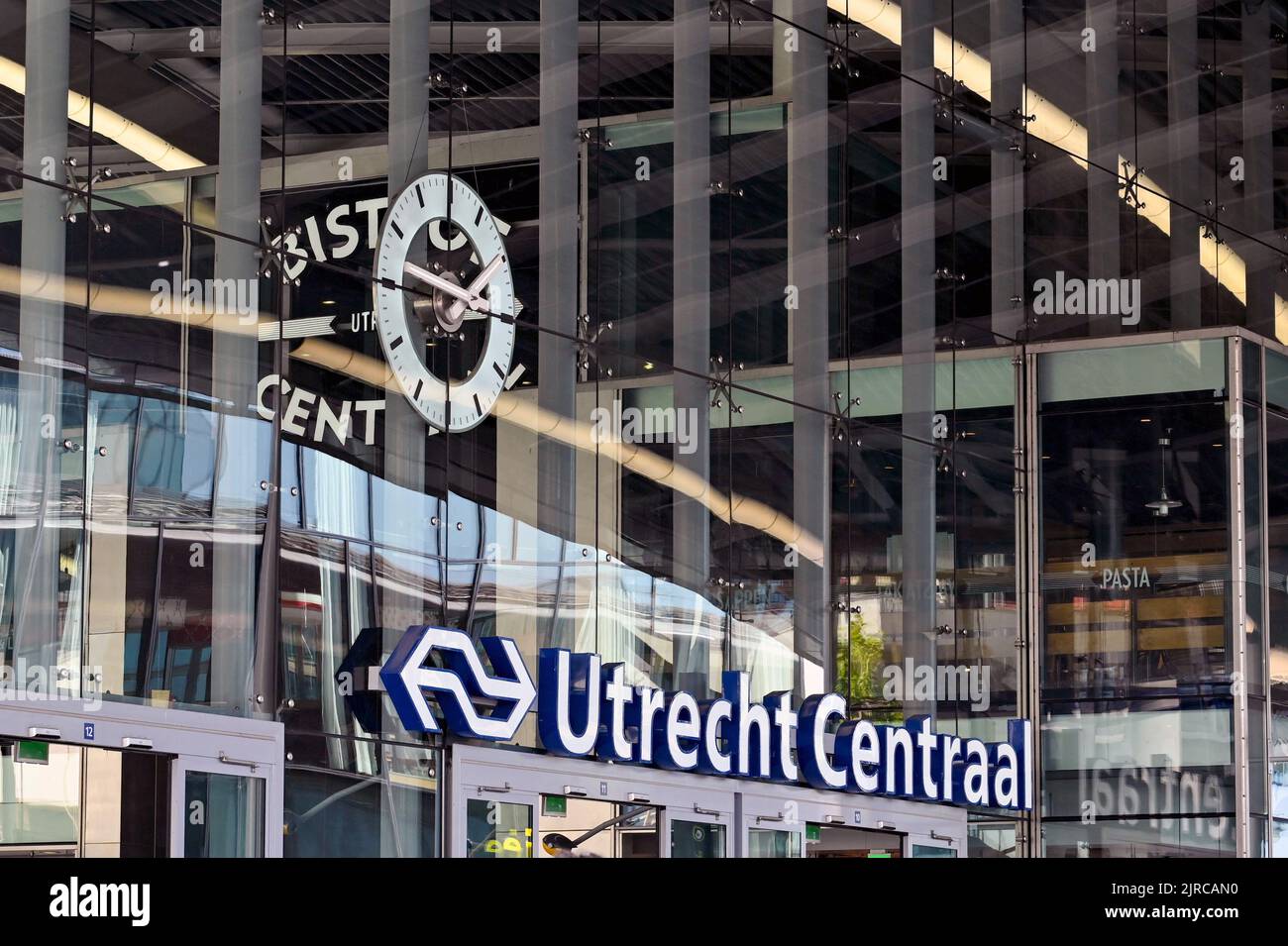 Utrecht, pays-Bas - août 2022 : vue extérieure avant de l'entrée de la gare centrale d'Utrecht dans le centre-ville Banque D'Images