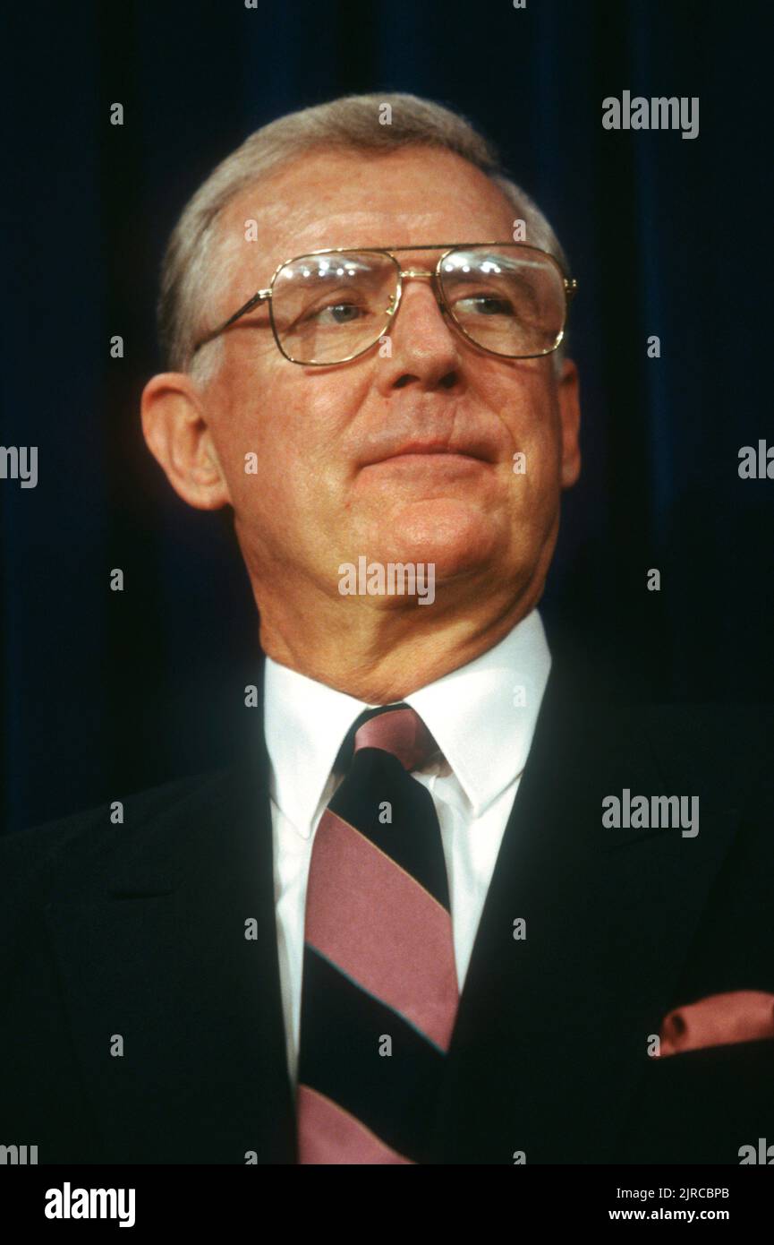 DaN Burton, président de l'Indiana chargé de la réforme et de la surveillance du gouvernement de la Chambre des États-Unis, lors d'une conférence de presse à Capitol Hill, à 5 novembre 1997, à Washington Banque D'Images