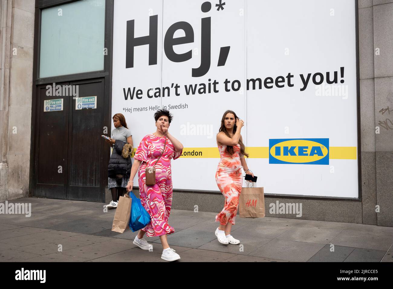 Un panneau d'affichage est visible à l'extérieur de l'ancien emplacement pour le détaillant de mode Topshop, où IKEA va bientôt ouvrir une nouvelle entreprise sur Oxford Street, le 23rd août 2022, à Londres, en Angleterre. Banque D'Images