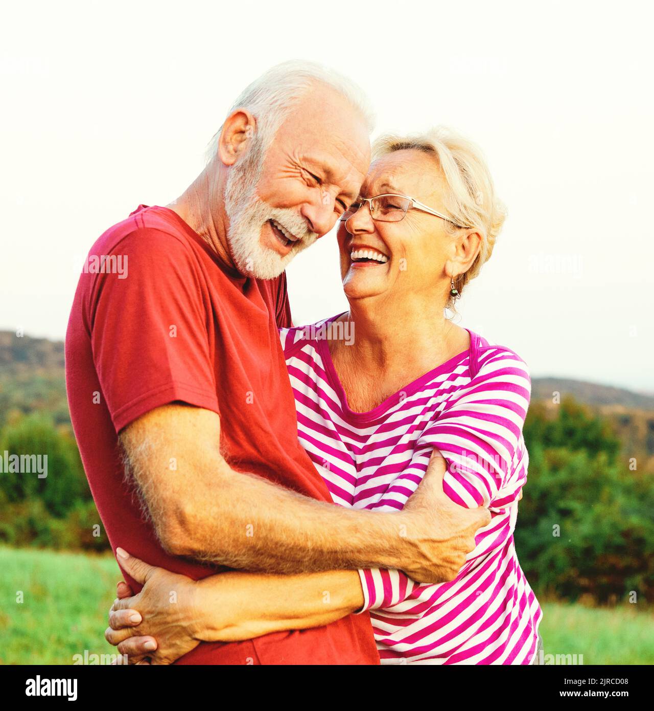 femme homme extérieur senior couple heureux style de vie retraite ensemble sourire amour hug nature mature Banque D'Images