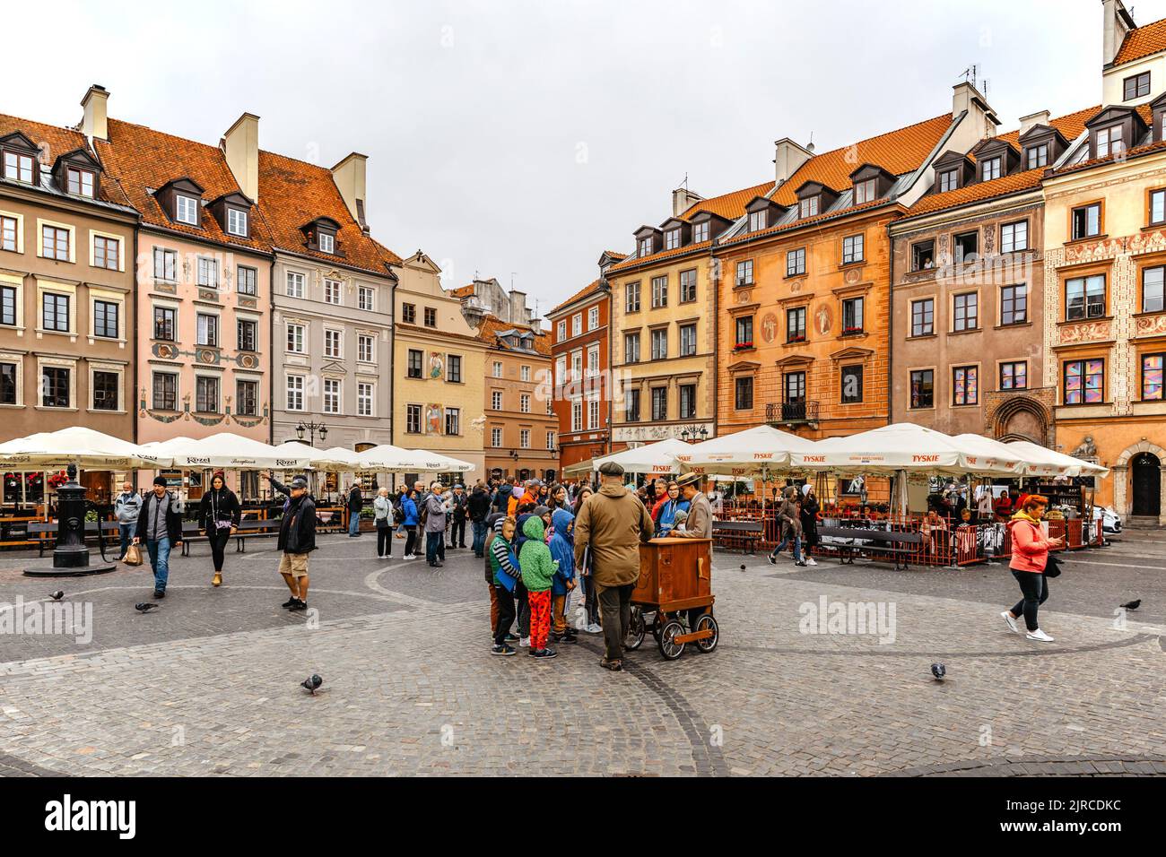 Varsovie,Pologne-20 septembre,2021.Maison de marchands de style Renaissance et baroque sur la place du marché de la vieille ville, site de l'UNESCO.concept urbain de voyage, boutiques Banque D'Images