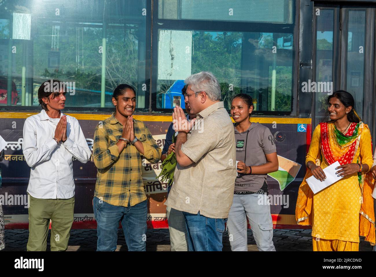 New Delhi, Inde. 23rd août 2022. Le ministre des Transports, Kailash Gahlot, salue les femmes nouvellement nommées chauffeurs de bus lors d'un événement au dépôt Rajghat, à New Delhi. 11 femmes pilotes ont reçu des lettres d'emploi après avoir terminé leur formation, le ministre des Transports de Delhi Kailash Gahlot a déclaré que le gouvernement prévoit de recruter 200 femmes pilotes pour les autobus DTC dans le cadre de ses efforts pour leur fournir des opportunités d'emploi. Crédit : SOPA Images Limited/Alamy Live News Banque D'Images