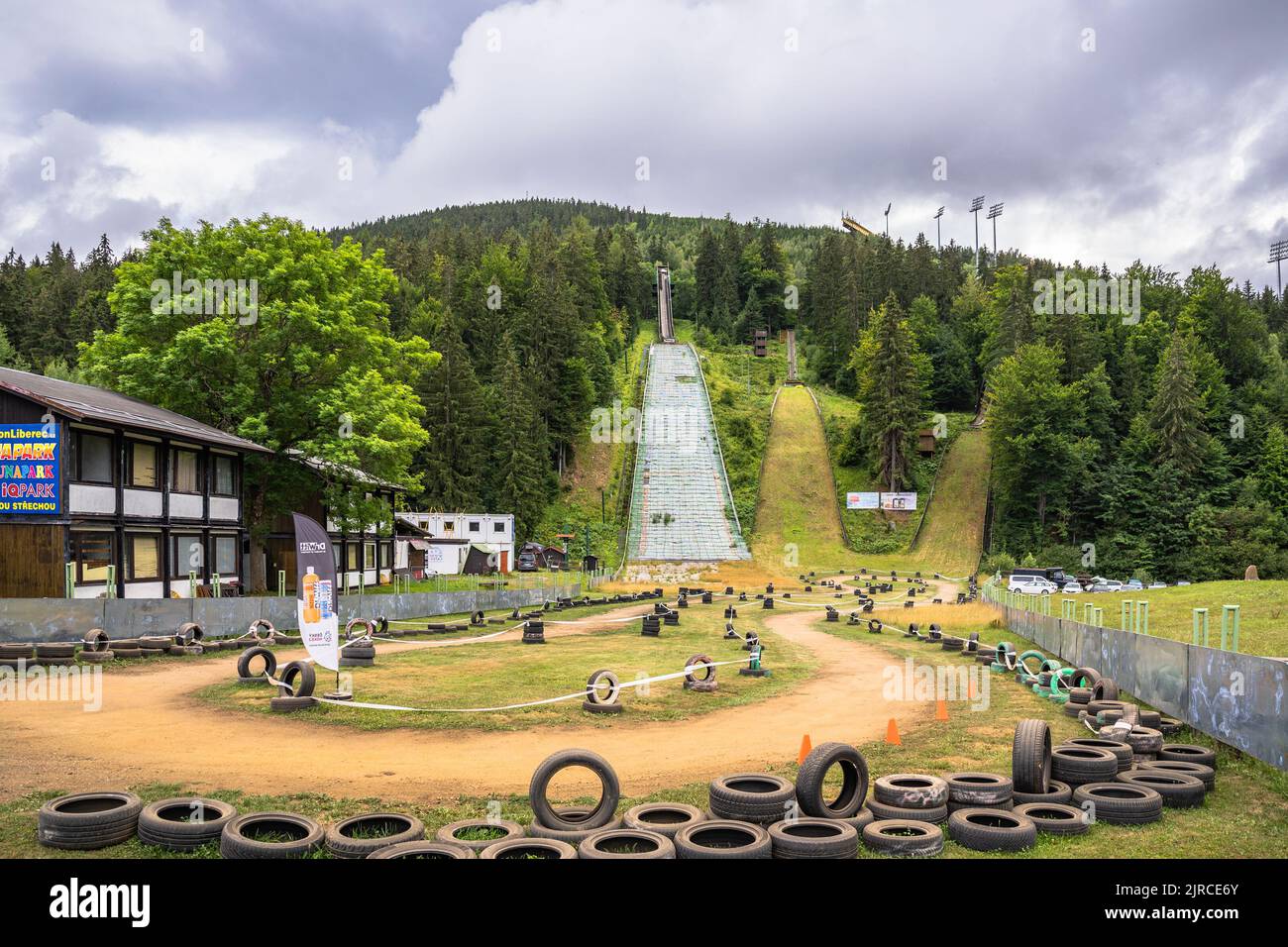 Harrachov,République tchèque-13 août,2022. Zone de trois sauts de ski intermédiaires et parc d'amusement à proximité de skicentrum, véritable attraction pour les fans de sport.outdoo d'été Banque D'Images