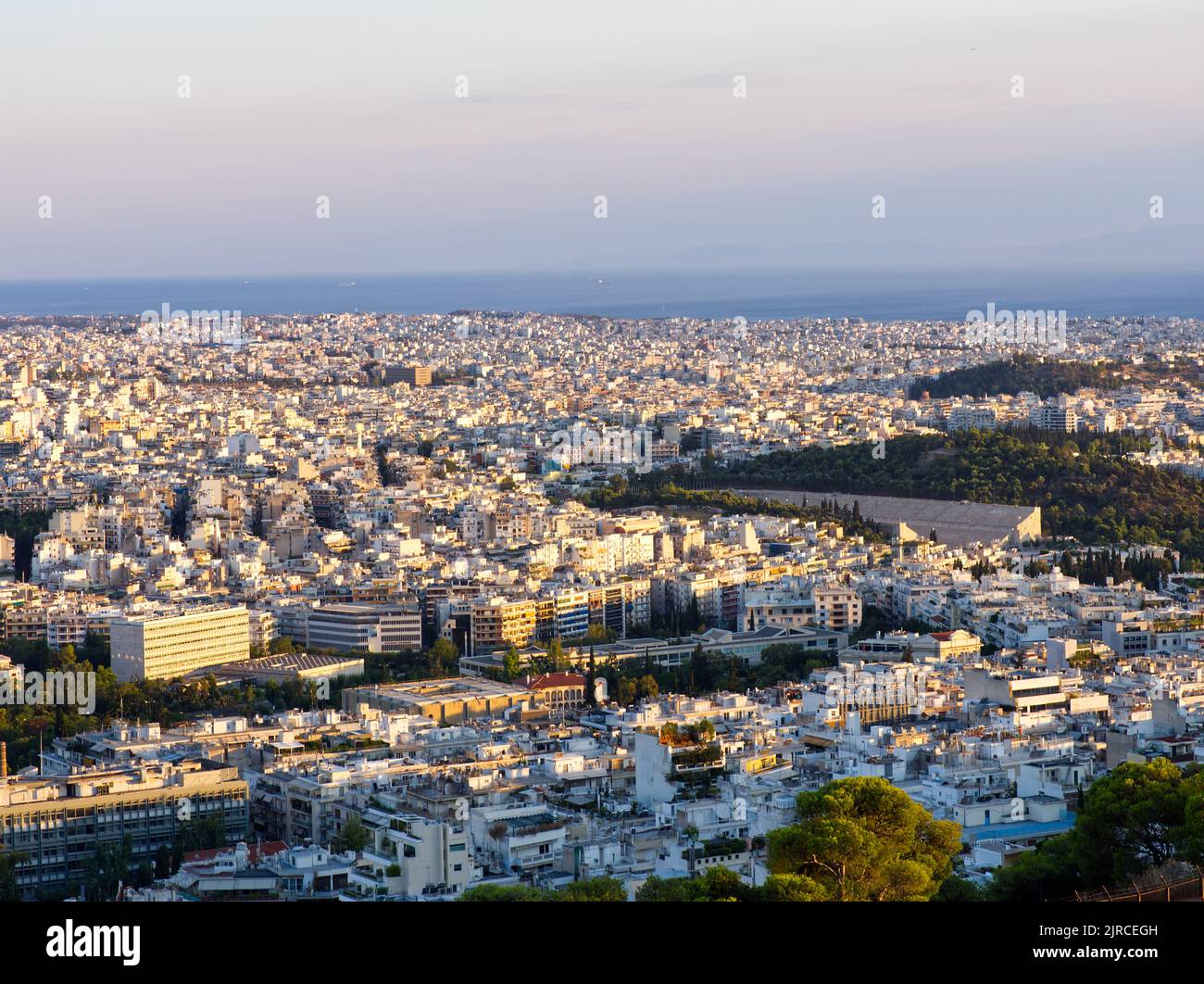Vue sur la ville d'Athènes au coucher du soleil. Photo de haute qualité Banque D'Images