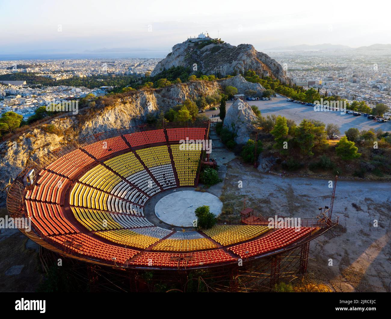 Le théâtre a été abandonné avant le coucher du soleil sur la colline de Lycabette, Athènes, Grèce Banque D'Images