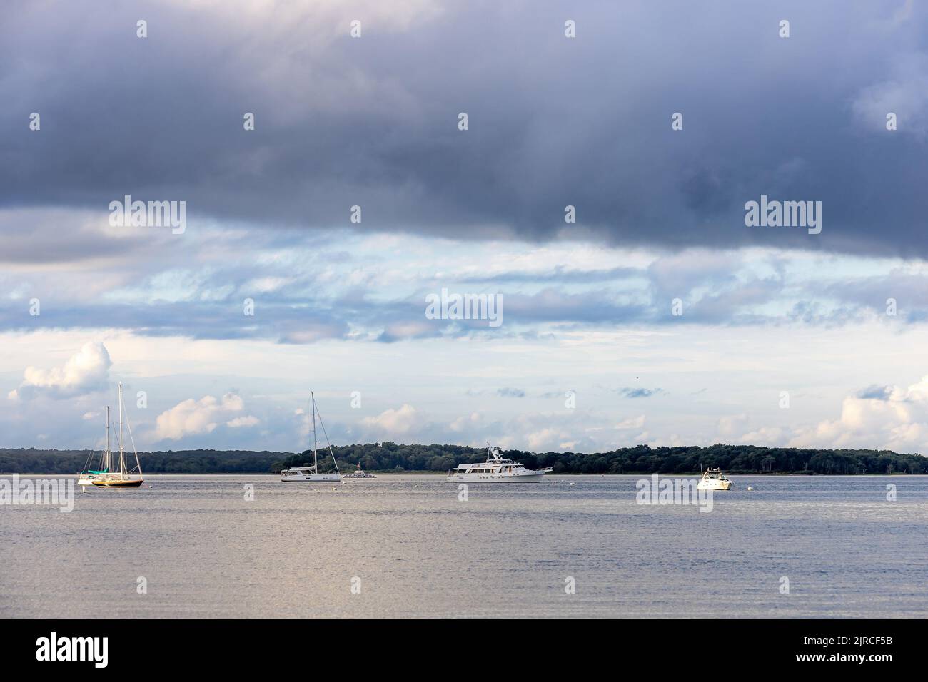 Bateaux à l'ancre dans Sag Harbor Bay Banque D'Images