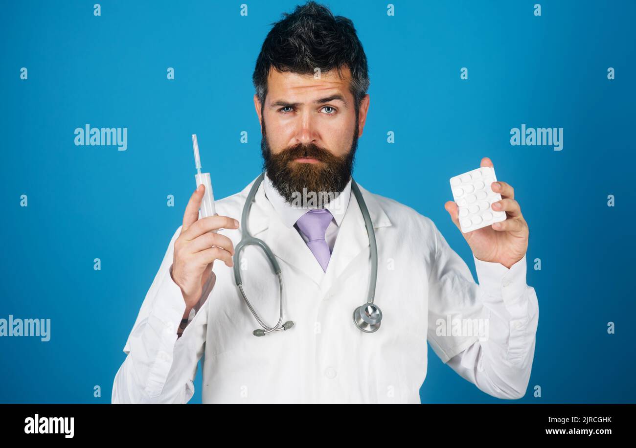 Médecin ou pharmacien avec des pilules et une seringue. Les maladies de traitement avec des méthodes modernes. Médicament médical. Banque D'Images