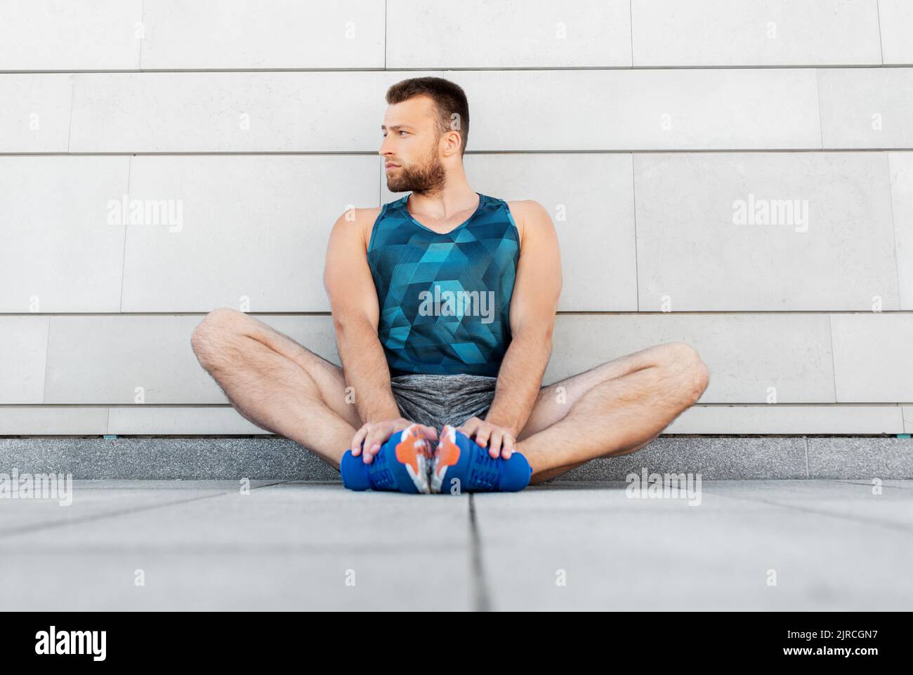homme faisant du sport et s'étirant à l'extérieur Banque D'Images