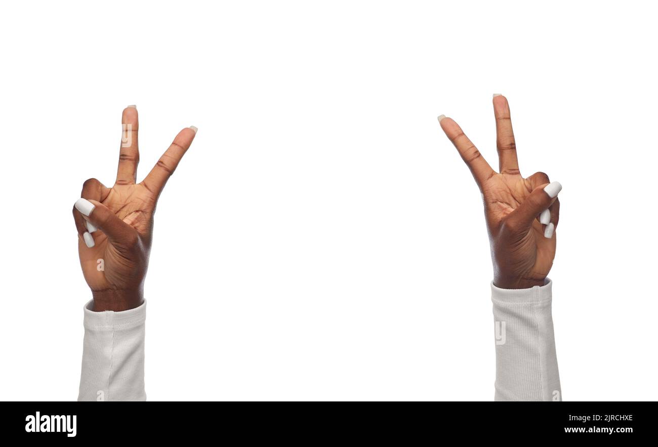 mains d'une femme afro-américaine montrant le signe de la paix Banque D'Images
