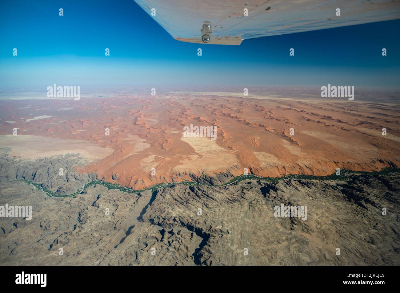 Vue aérienne du désert du Namib, parc national de Naukluft, Côte des squelettes de Namibie. Banque D'Images