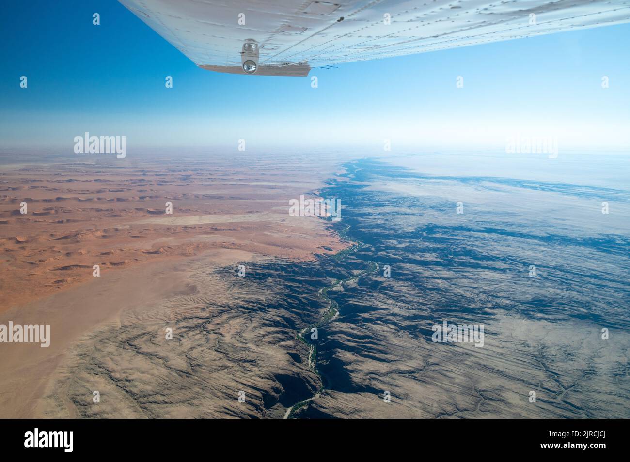 Vue aérienne du désert du Namib, parc national de Naukluft, Côte des squelettes de Namibie. Banque D'Images