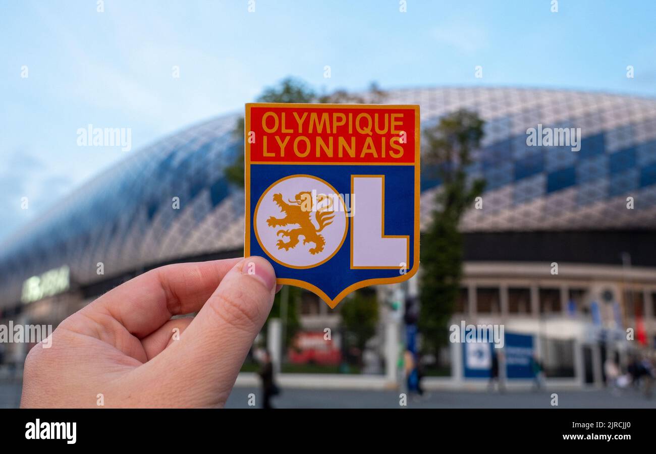 12 septembre 2021, Lyon, France.L'emblème du club de football Olympique Lyonnais sur fond de stade moderne. Banque D'Images