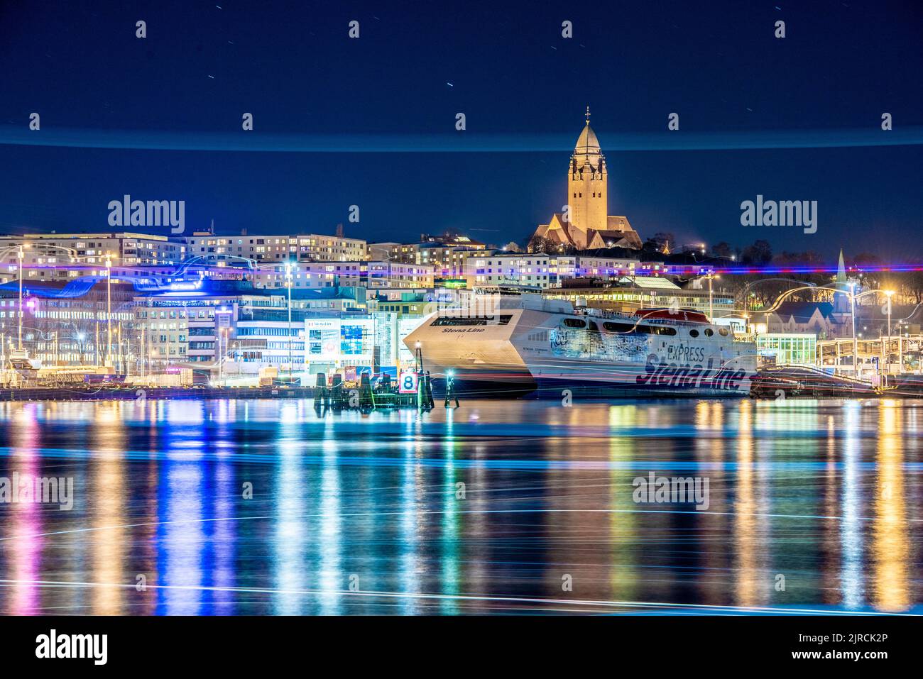 Göteborg, Suède - 11 mars 2019: Le catamaran Stena Carisma posé dans le port. Masthoggskyrkan dans l'arrière-groupe. Banque D'Images