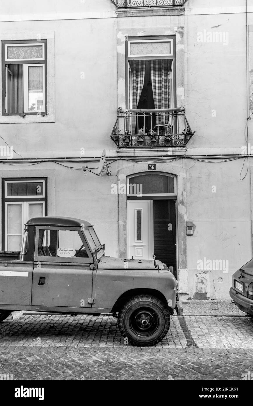 Lisbonne, Portugal - 24 juillet 2016: Voiture en face d'un vieux bâtiment. Banque D'Images