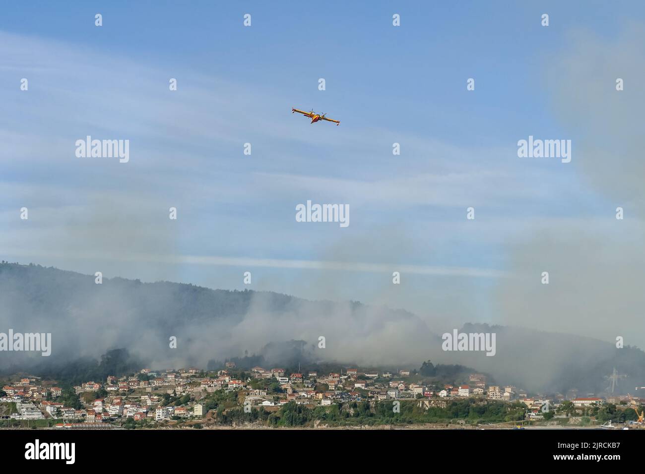 Pontevedra, Espagne 08.22.2022 feu de forêt près des maisons dans le village de Meira Banque D'Images