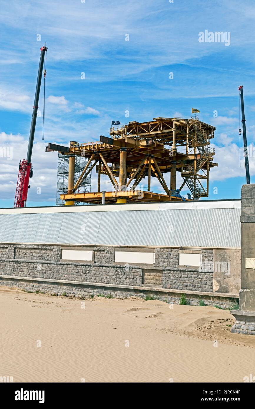 Weston-super-Mare, Royaume-Uni, 4 août 2022. Découvrez Monster en construction au Tropicana. See Monster, qui fait partie du festival UNBOXED, est une installation d'art public temporaire comportant une plate-forme de gaz offshore réutilisée et devrait ouvrir ses portes au public fin août. Banque D'Images