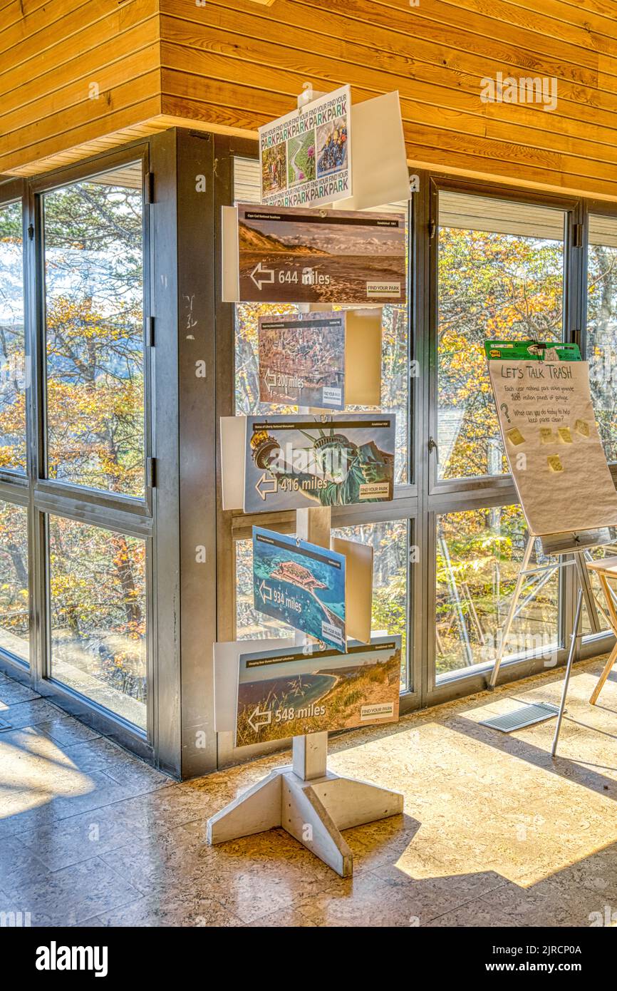 Signez vers d'autres parcs et monuments nationaux à l'intérieur du centre d'accueil de Canyon Rim au parc national et réserve de New River gorge, en Virginie-Occidentale. Banque D'Images