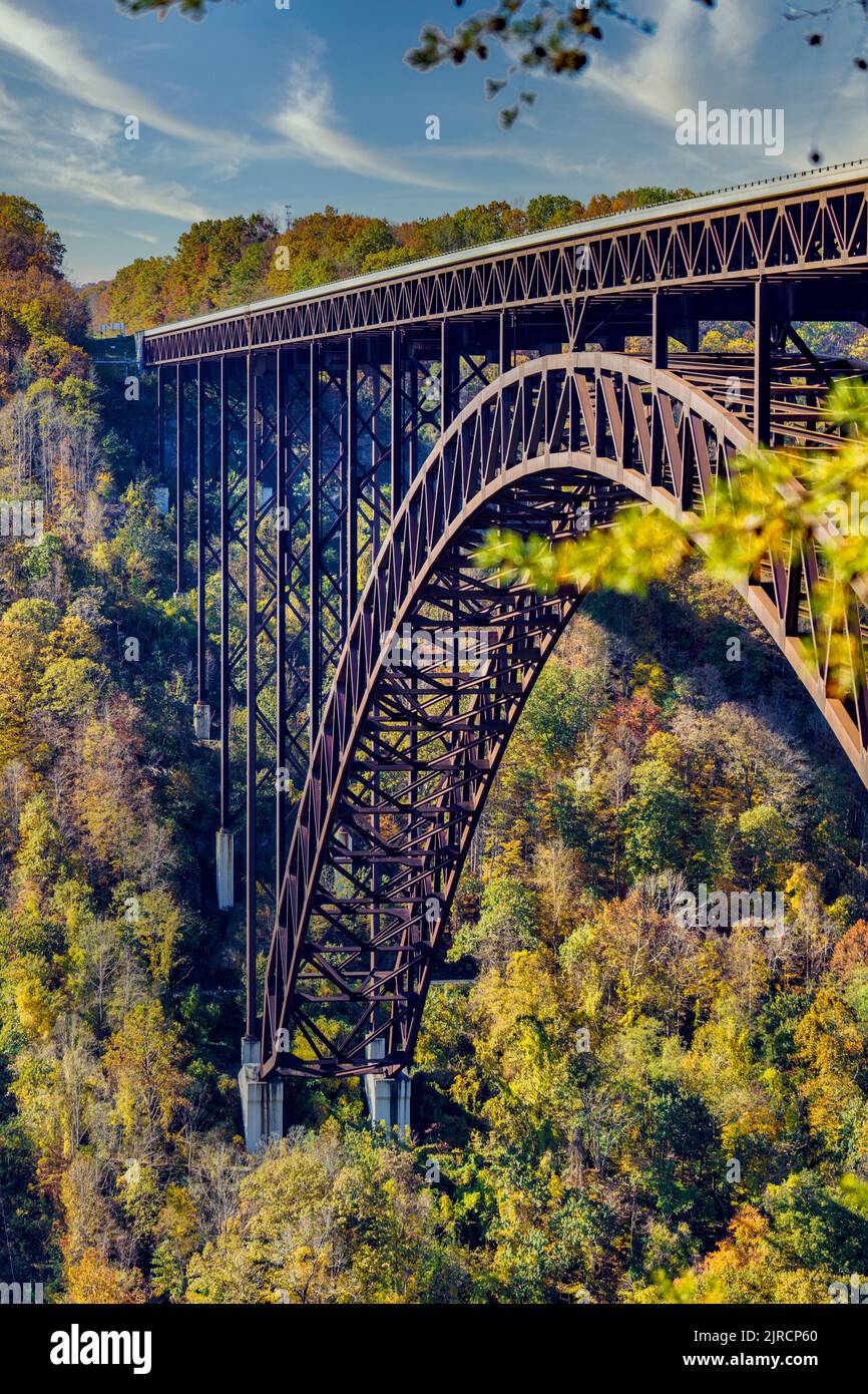 Vue d'automne du pont New River gorge Bridge par le centre d'accueil Canyon Rim situé dans le parc national et réserve de New River gorge, Virginie-Occidentale. Banque D'Images