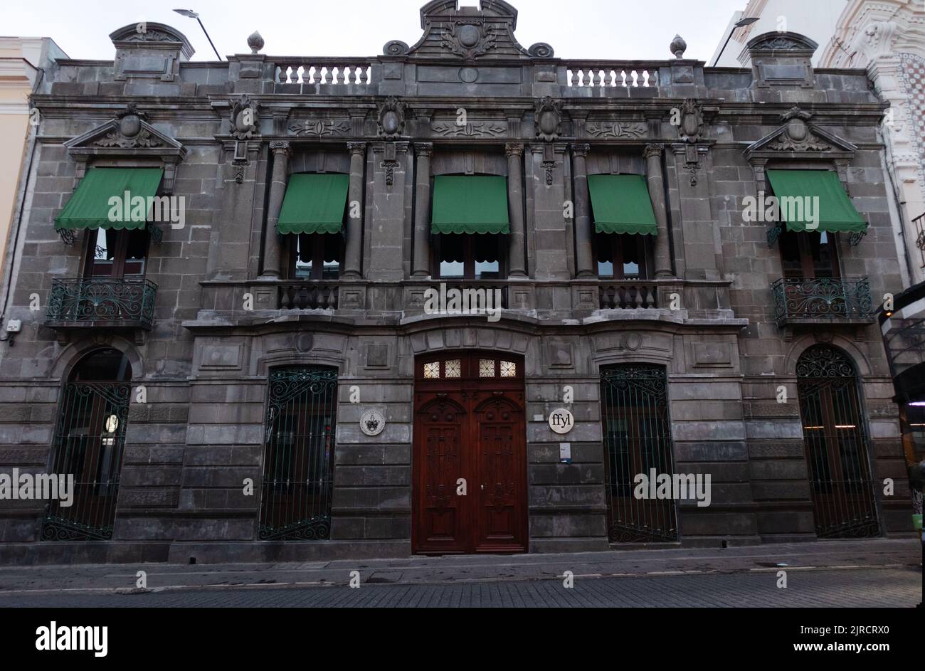 Puebla City, Puebla, Mexique - 08 août 2022: faculté de philosophie et lettres de l'Université autonome méritoire de Puebla dans un colonial Banque D'Images