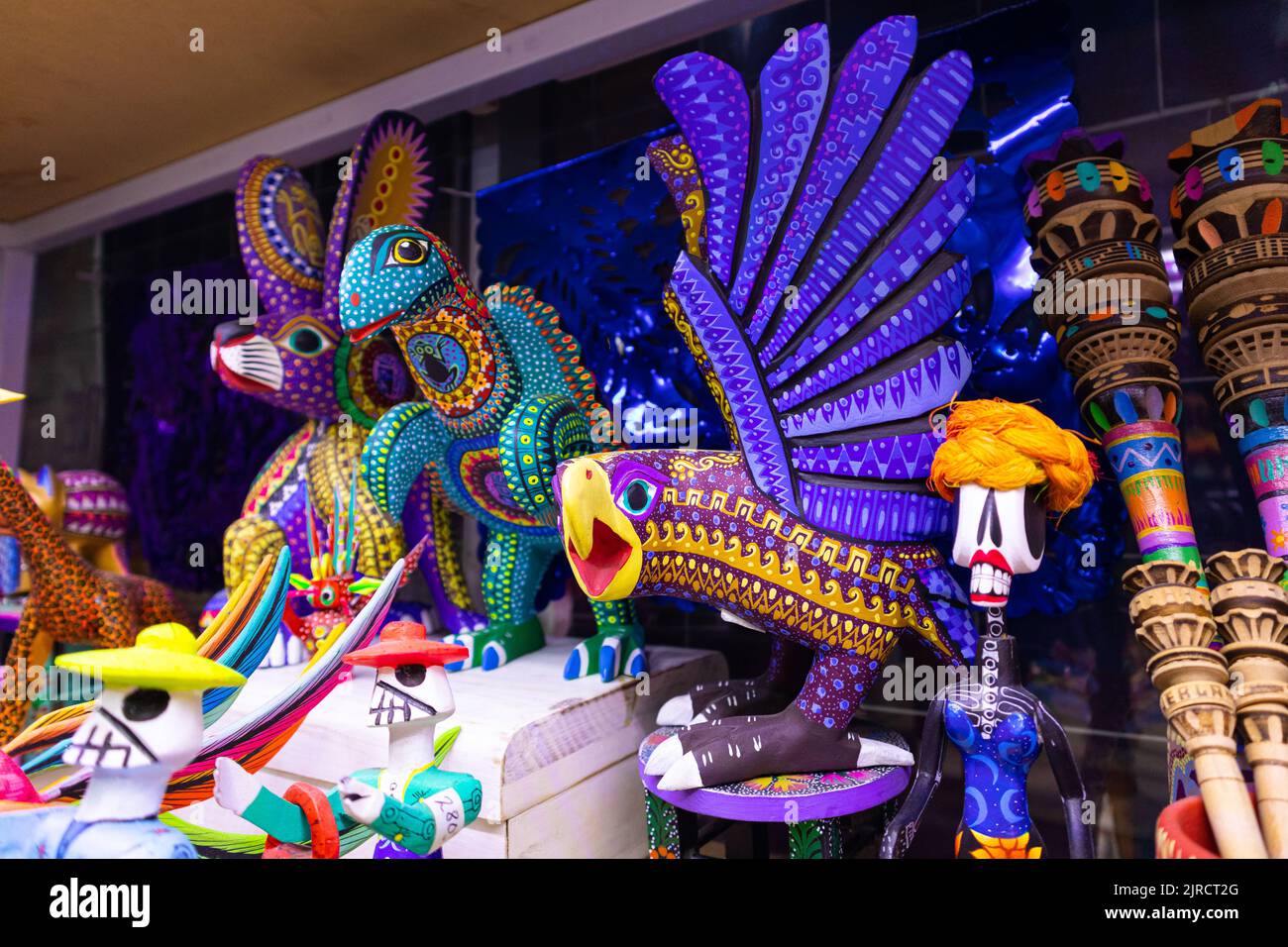 Ville de Puebla, Puebla, Mexique, 08 août 2022: Alebrijes à vendre dans un magasin mexicain traditionnel, alebrije avec des formes d'aigle et d'animal fantaisie, la tradition Banque D'Images