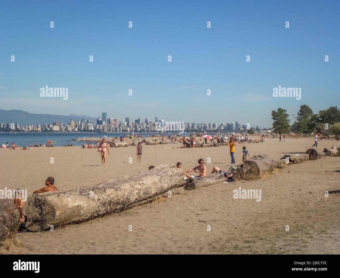 Vancouver, C.-B., Canada-5 août 2022 : gens sur la plage urbaine de Kitsilano avec vue sur la ville en arrière-plan. Banque D'Images