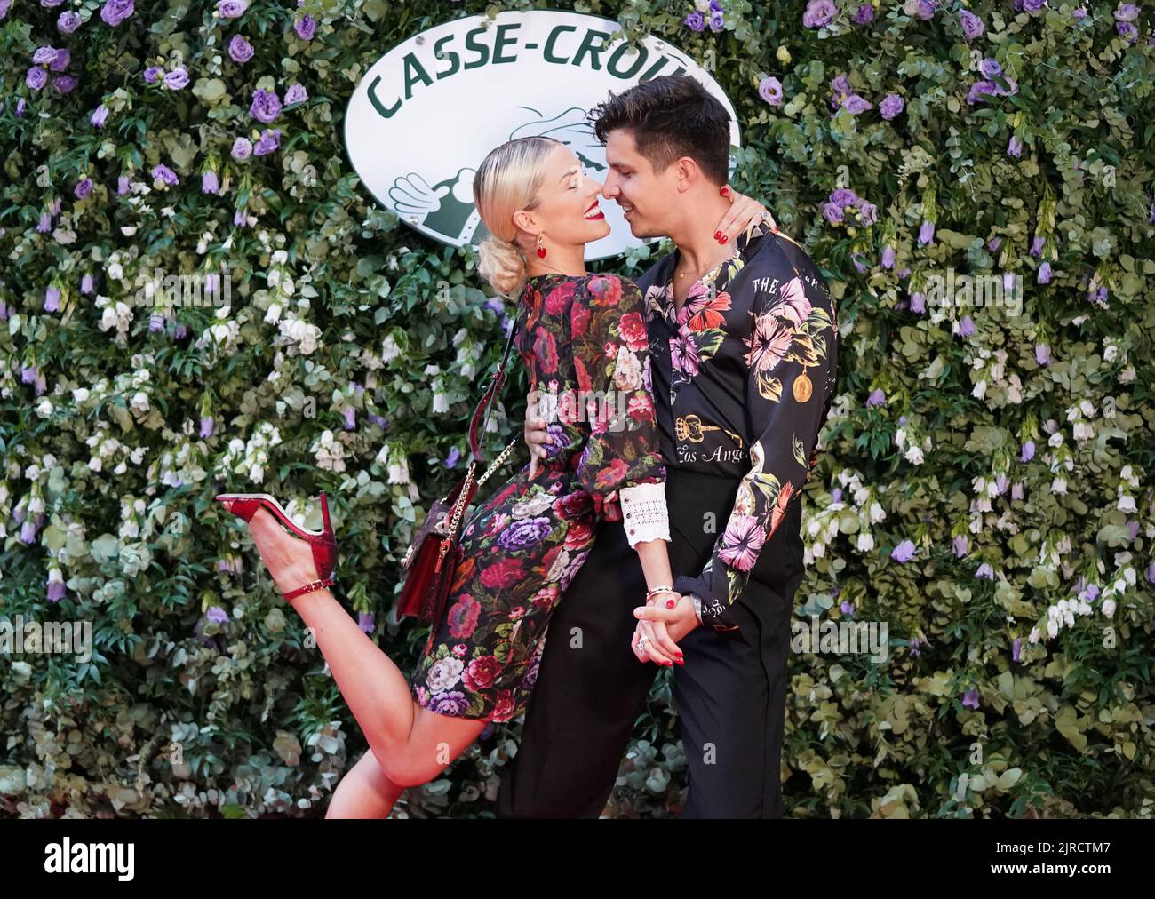 Hambourg, Allemagne. 23rd août 2022. Patricija et Alexandru Ionel, couple dansant 'let's Dance', se tiennent sur le tapis rouge lors de la réouverture du restaurant 'casse-Croûte'. Credit: Marcus Brandt/dpa/Alay Live News Banque D'Images