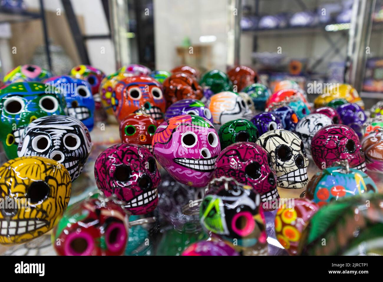 Crânes mexicains colorés traditionnel hispanique céramique talavera poterie jour des morts souvenirs ornent pour les touristes Banque D'Images