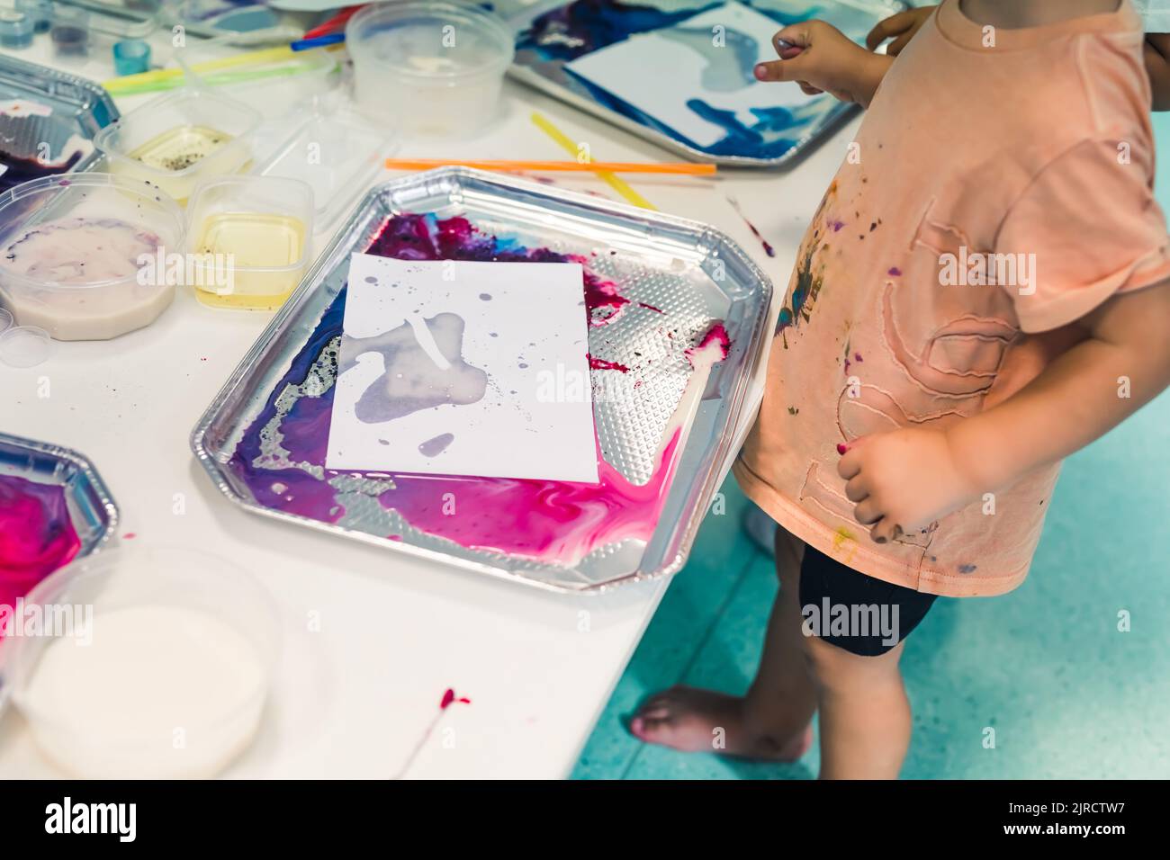 un enfant créant une peinture sur l'eau, l'art créatif pour les enfants à la pépinière. Photo de haute qualité Banque D'Images