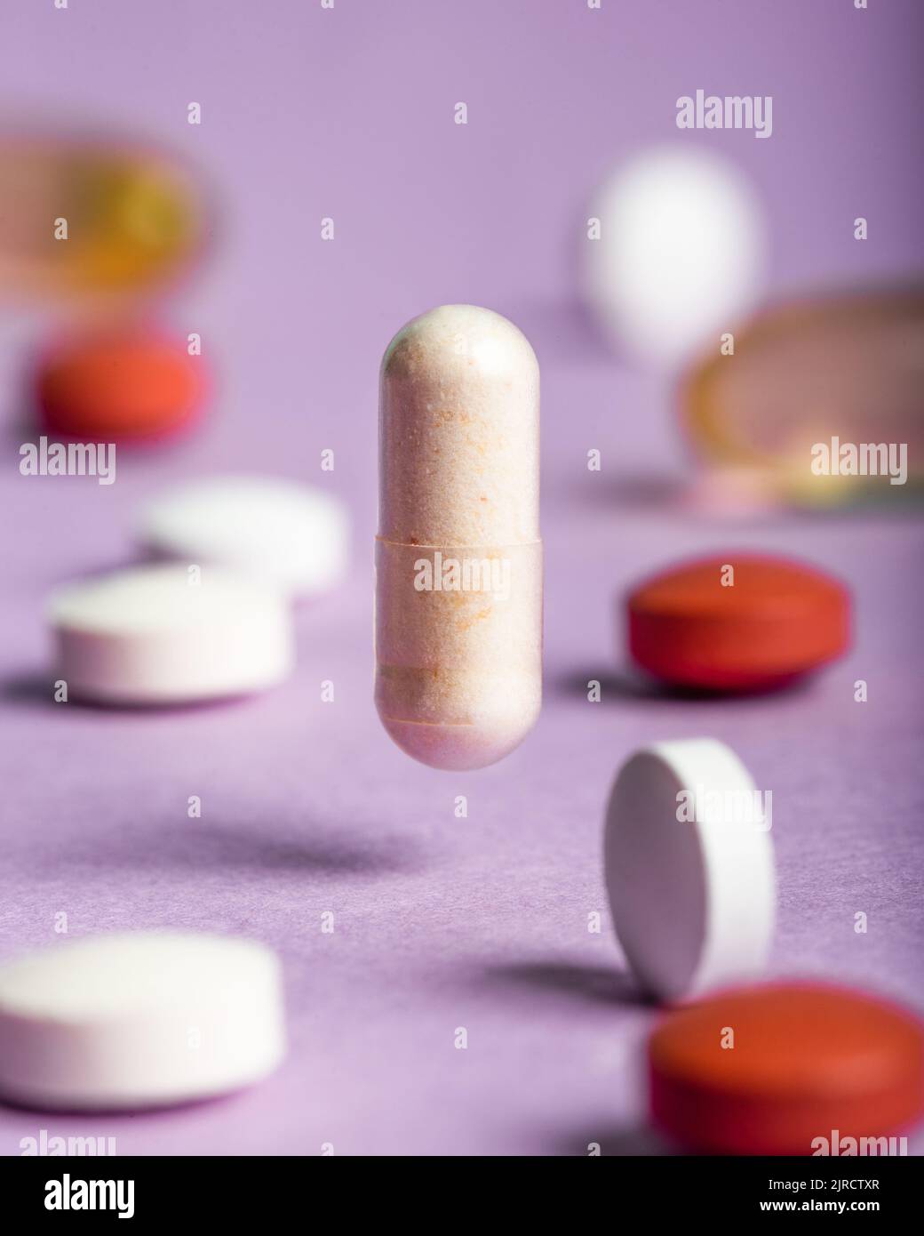 Pilules flottantes de vitamine, dose abstraite. Banque D'Images