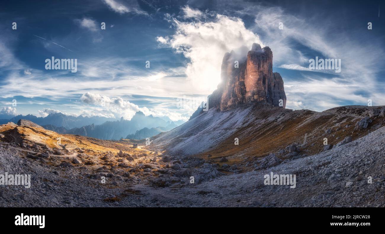 Col de montagne et ciel bleu avec nuages au coucher du soleil en automne Banque D'Images