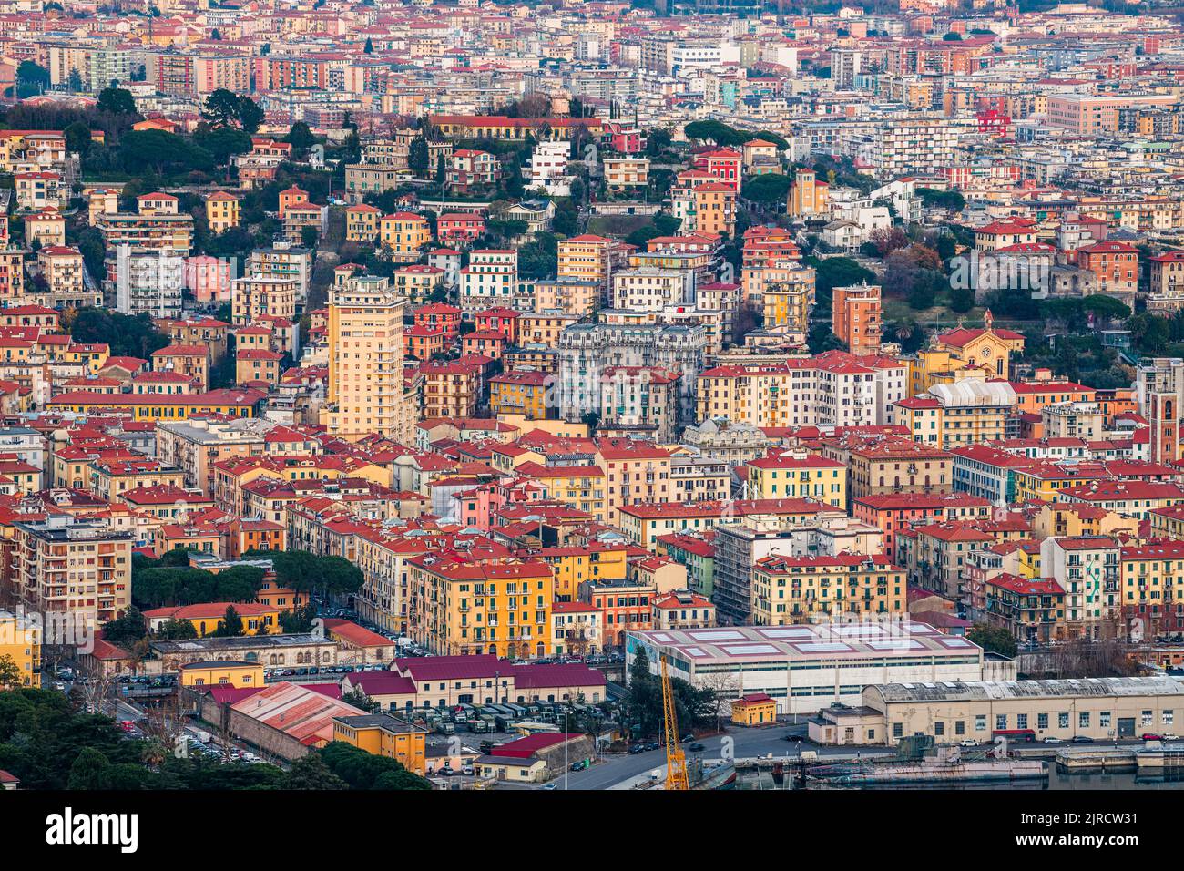 La Spezia, l'Italie dans les montagnes au crépuscule. Banque D'Images