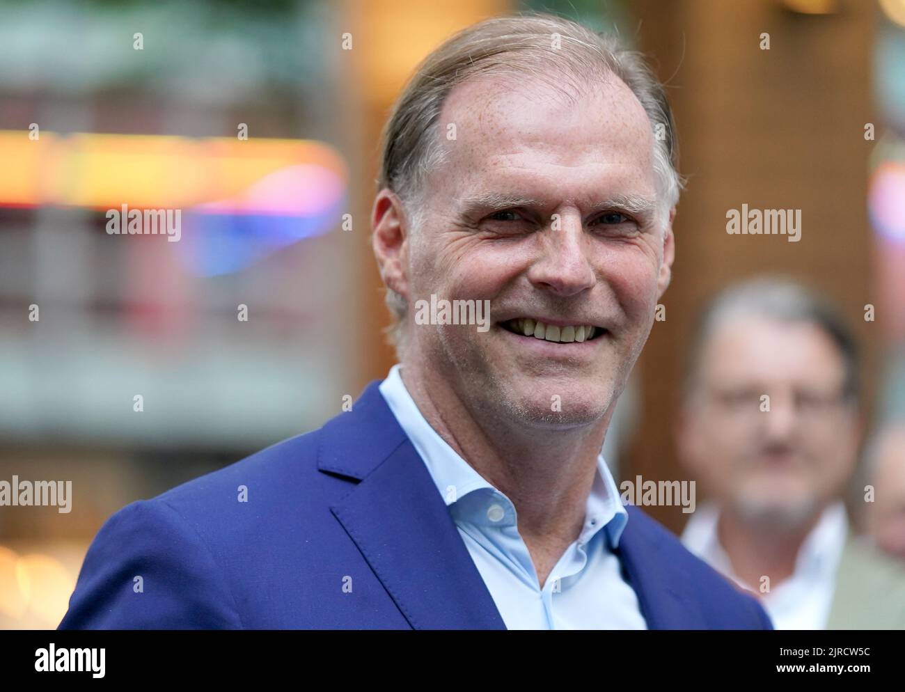 Hambourg, Allemagne. 23rd août 2022. Andreas Rehberg, porte-parole du conseil d'administration du fournisseur de services immobiliers Grossmann & Berger, lors de la réouverture du restaurant 'casse-Croûte'. Credit: Marcus Brandt/dpa/Alay Live News Banque D'Images