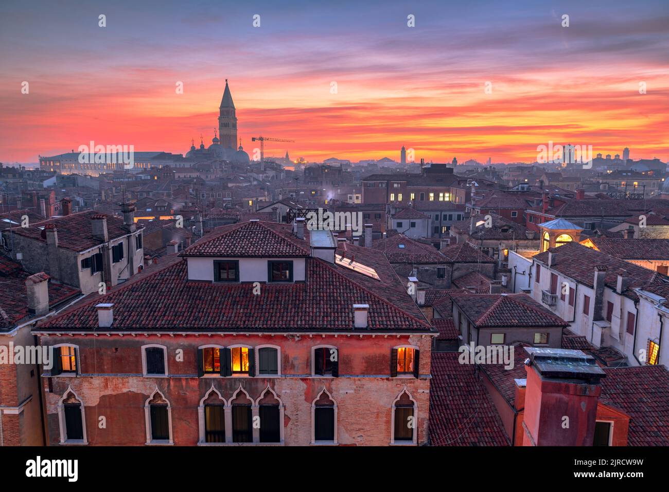 Venise, Italie, toits et sites historiques au crépuscule. Banque D'Images
