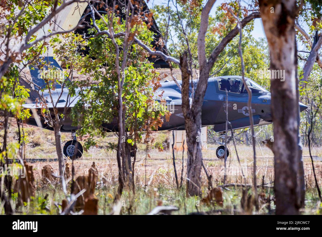 Base de la RAAF Tindal, territoire du Nord, Australie. 10th août 2022. Un avion F-35B Lightning II du corps des Marines des États-Unis avec le Marine Fighter Attack Squadron 242 arrive à la base aérienne royale australienne de Tindal, en Australie, le 10 août 2022. Les Marines des États-Unis avec Marine Aircraft Group 12 suivent une formation au niveau de l'unité en Australie pour maintenir l'état de préparation, tester les capacités expéditionnaires et accroître l'interopérabilité avec les alliés et les partenaires de l'Indo-Pacifique. Crédit : U.S. Marines/ZUMA Press Wire Service/ZUMAPRESS.com/Alamy Live News Banque D'Images