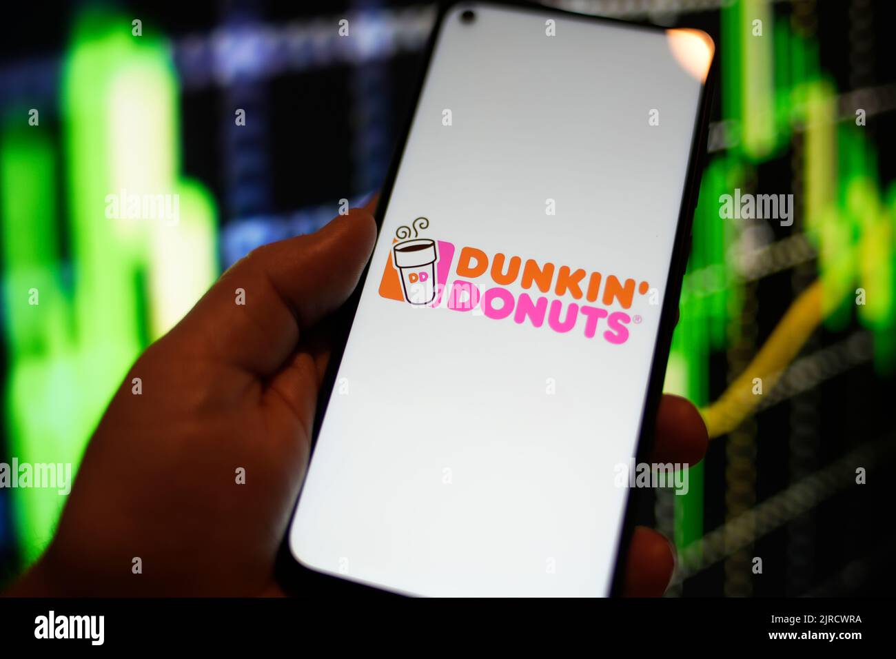 Le logo Dunkin Donuts est visible sur un écran de téléphone Redmi dans cette illustration photo à Varsovie, en Pologne, le 23 août 2022. Banque D'Images