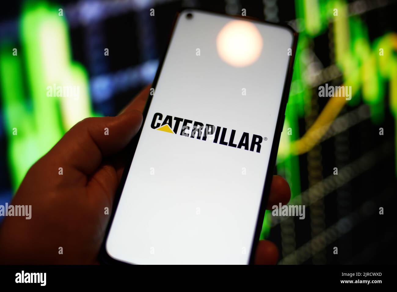 Le logo Caterpillar est visible sur l'écran d'un téléphone Redmi dans cette illustration photo à Varsovie, en Pologne, le 23 août 2022. Banque D'Images