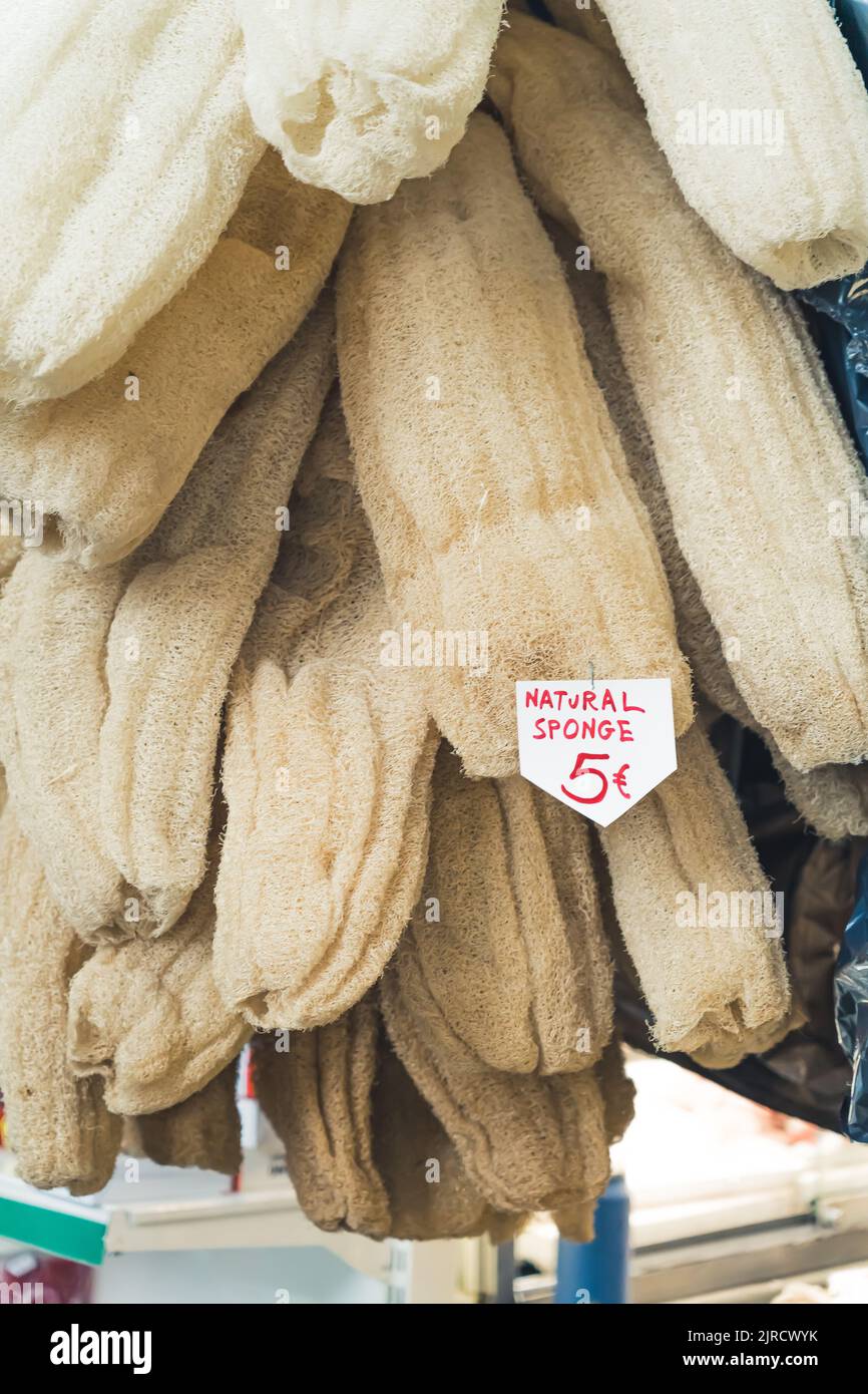Plan vertical d'un banc d'éponges naturelles beige en attente pour les clients. Marché grec Kapani. Concept d'hygiène naturelle. Photo de haute qualité Banque D'Images