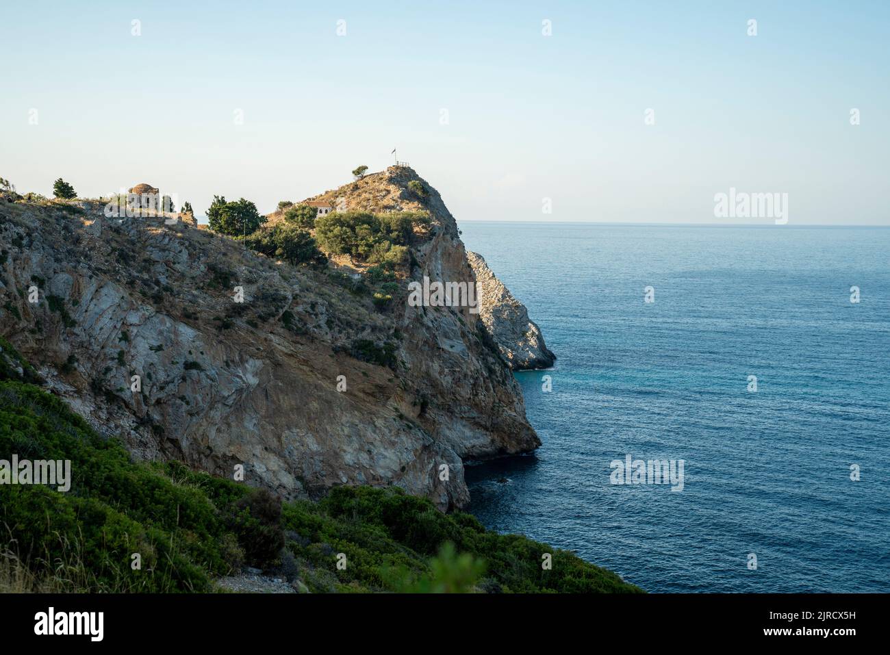 SKIATHOS, GRÈCE - 08-22-2022 - Une petite île grecque dans le nord-ouest de la mer Égée, plus connue pour sa vie nocturne et ses plages. Banque D'Images