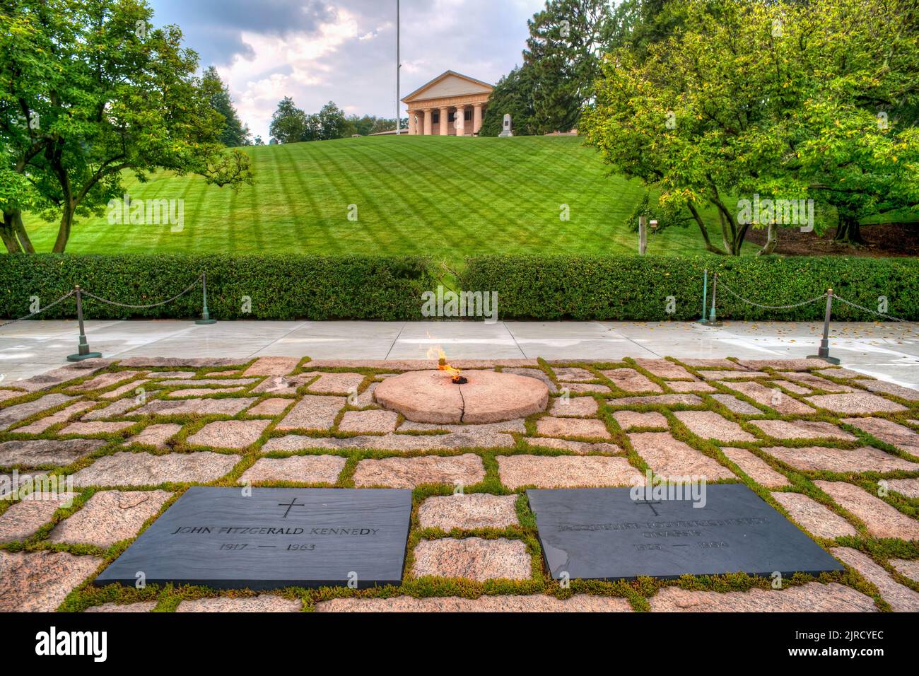 Les tombes et la flamme éternelle à la tombe Kennedy dans le cimetière national d'Arlington, en face du fleuve Potomac, à partir de Washington Banque D'Images