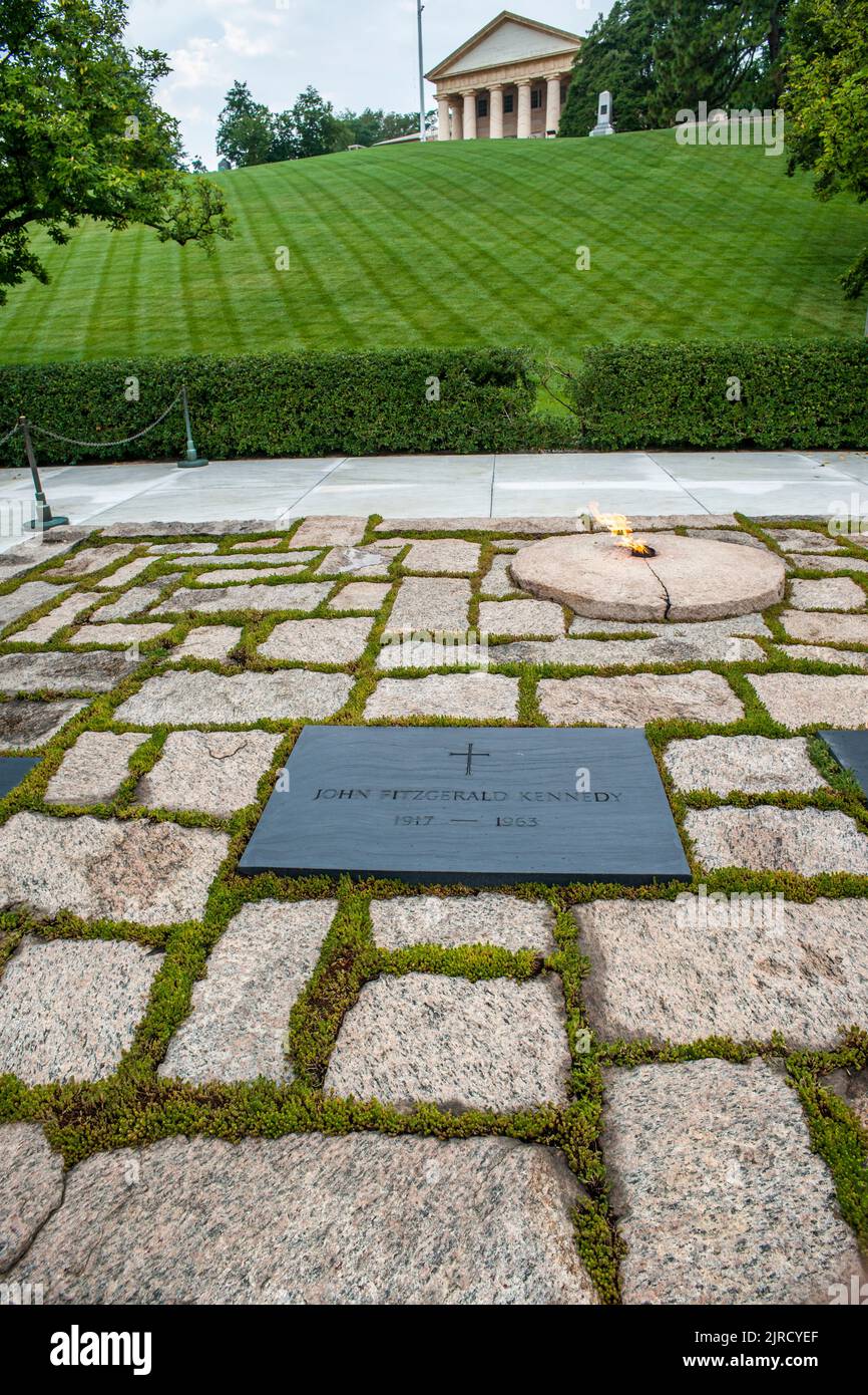 La tombe John Fitzgerald Kennedy dans le cimetière national d'Arlington, en face de Washington, en face du fleuve Potomac Banque D'Images