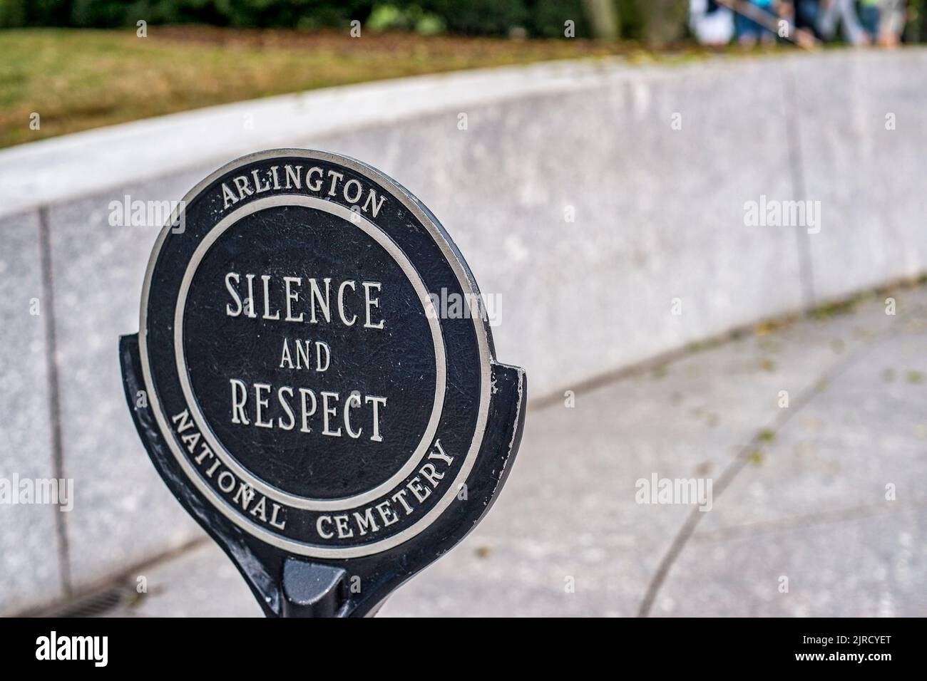 Panneau pour « Silence et respect » par le centre d'accueil du cimetière national d'Arlington, de l'autre côté de la rivière Potomac, depuis Washington Banque D'Images