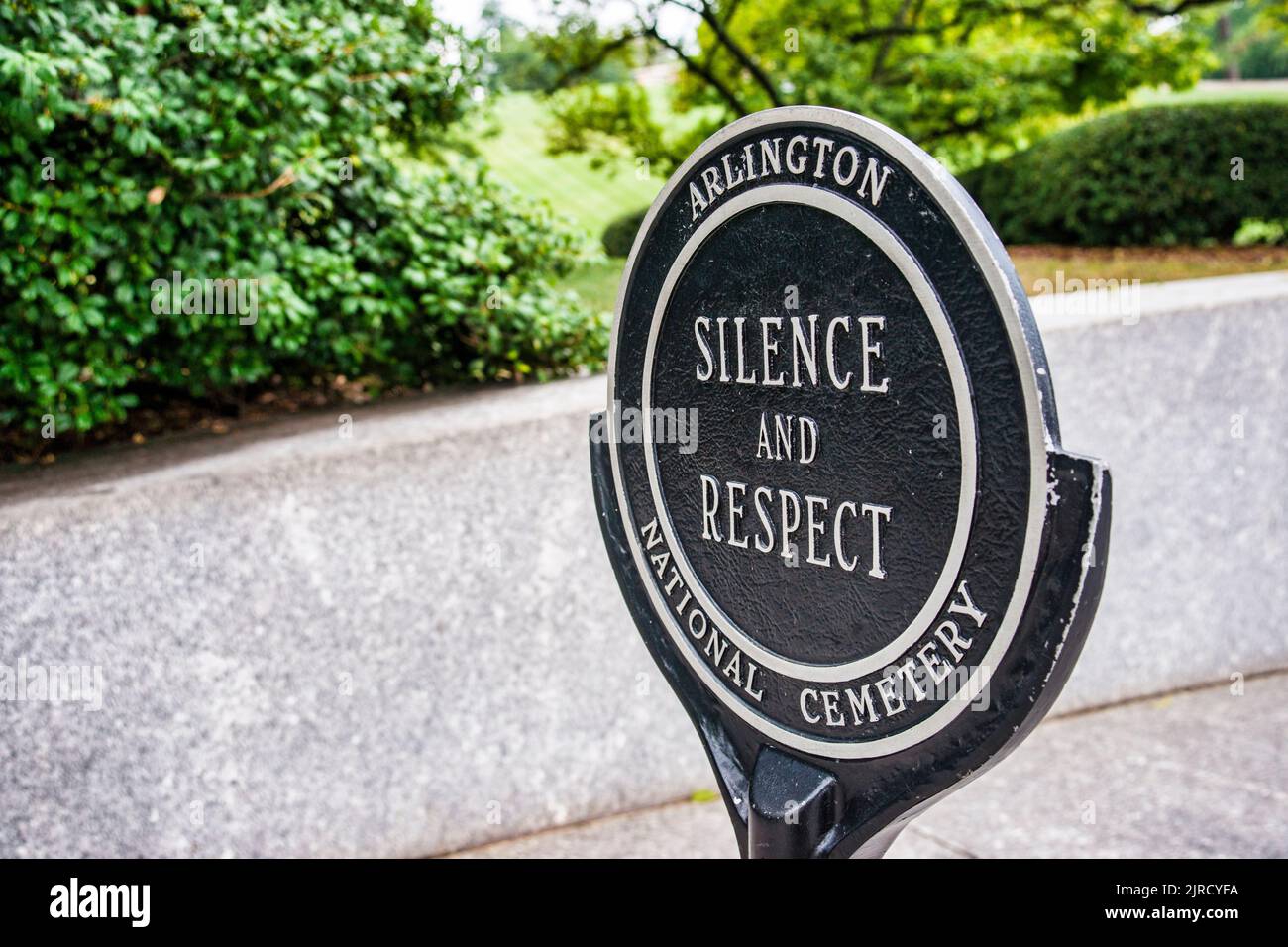 Panneau pour « Silence et respect » par la tombe Kennedy dans le cimetière national d'Arlington, de l'autre côté du fleuve Potomac, depuis Washington Banque D'Images