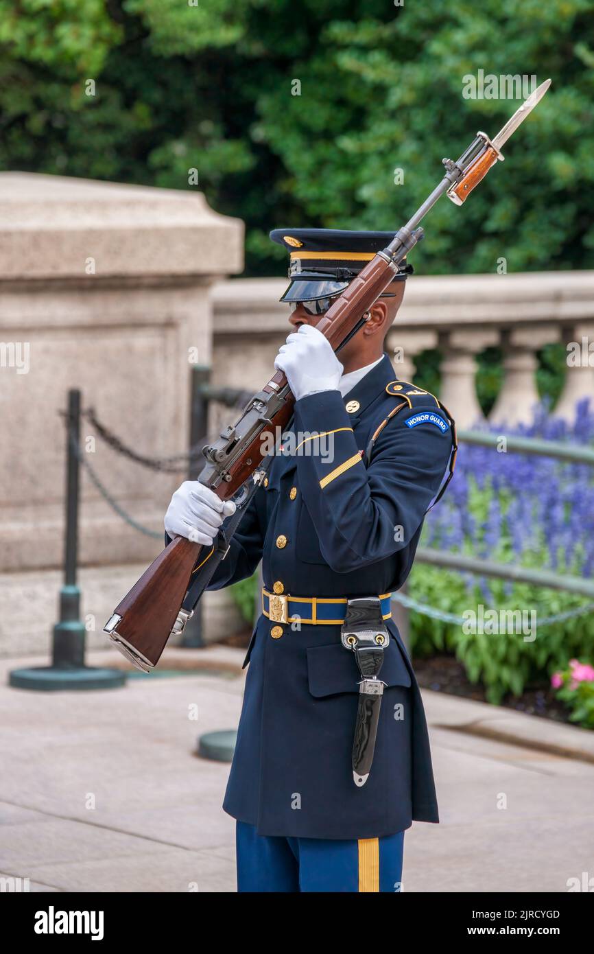 Une garde d'honneur présente des armes à la tombe du soldat inconnu dans le cimetière national d'Arlington, en Virginie. Banque D'Images