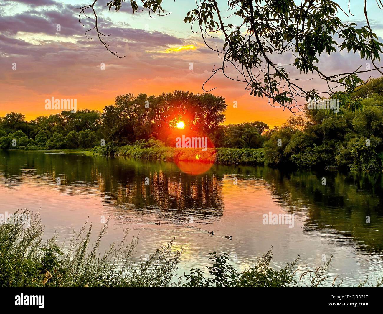 Schenectady, NY - États-Unis - 6 août 2022 vue sur le paysage au coucher du soleil sur la rivière Mohawk, vue depuis la passerelle Landing du Schenectady Community College, p Banque D'Images