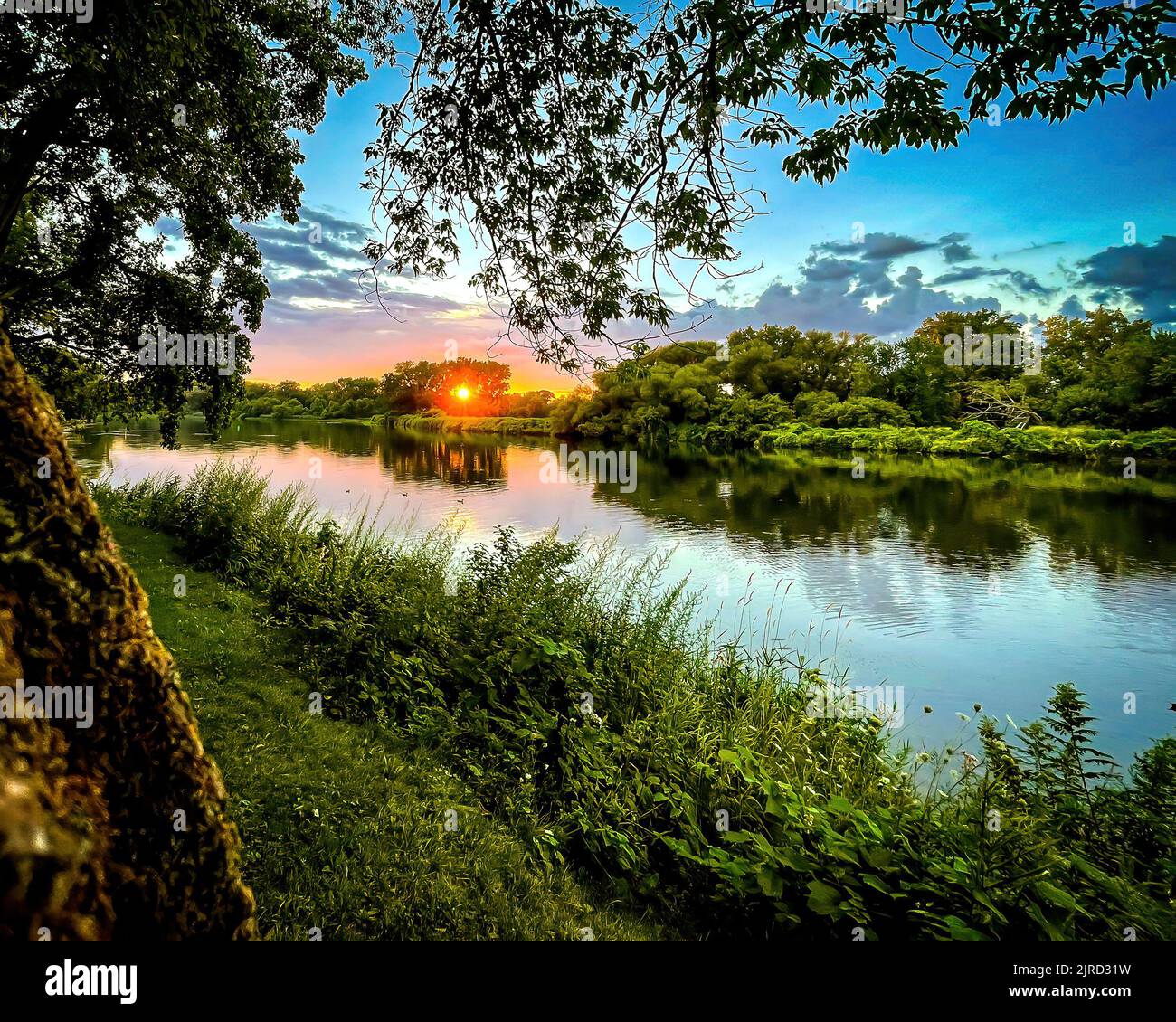 Schenectady, NY - États-Unis - 6 août 2022 vue sur le paysage au coucher du soleil sur la rivière Mohawk, vue depuis la passerelle Landing du Schenectady Community College, p Banque D'Images