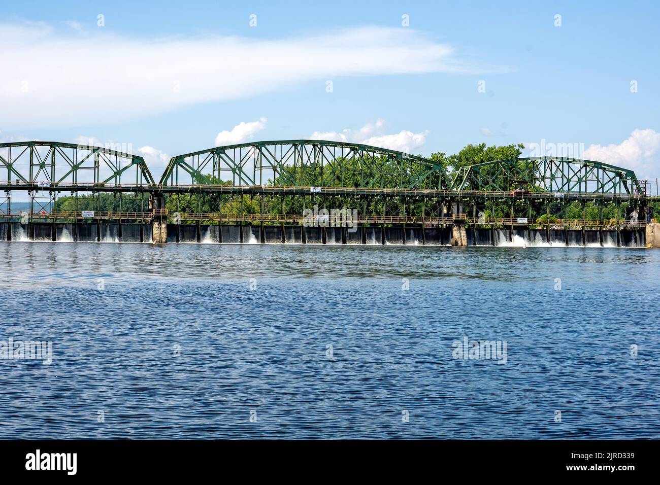Rotterdam, NY – États-Unis - 5 août 2022 vue horizontale du barrage Movable à l'écluse 8, un barrage mobile à trois travées avec un passage traversant la rivière Mohawk. Pièce Banque D'Images