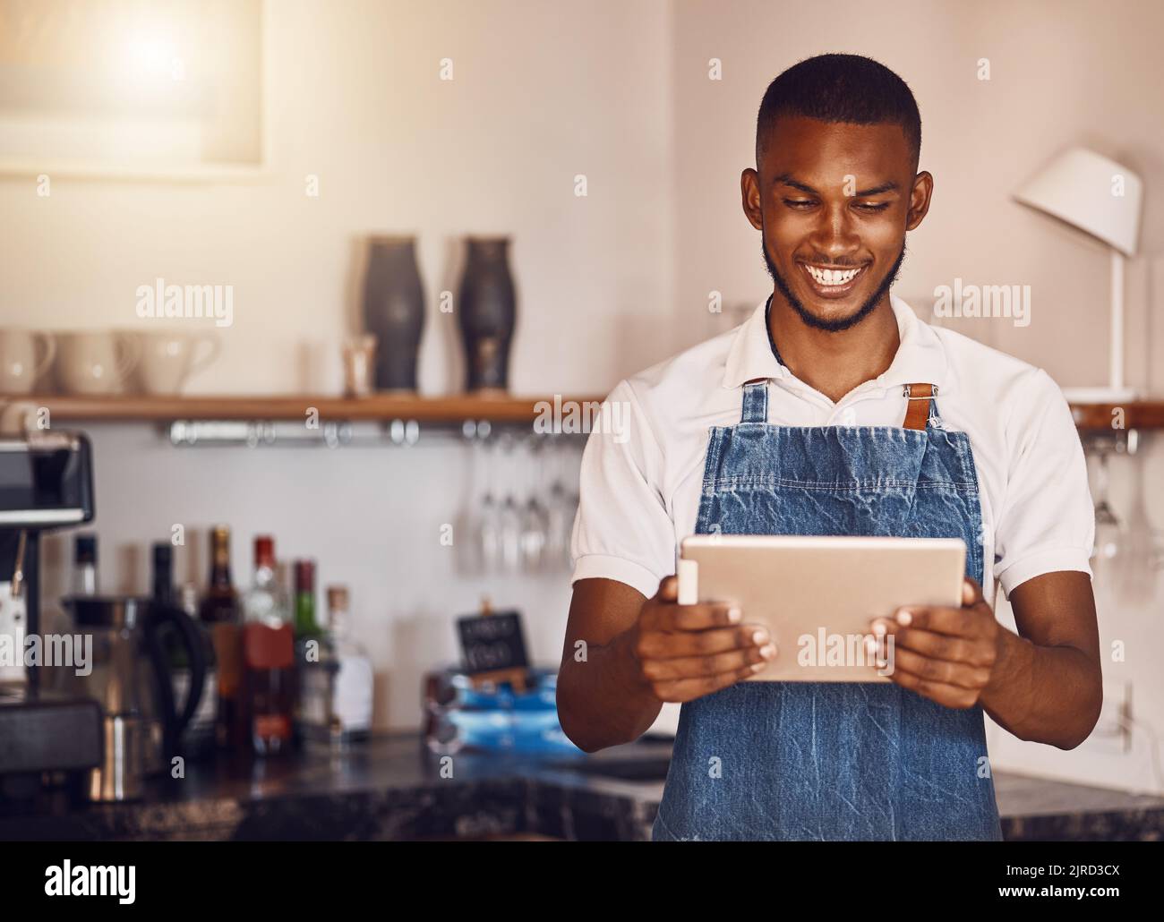 Gestion, planification et stock avec un bon directeur de restaurant qui vérifie l'inventaire sur une tablette numérique. Fier employé se sentant réussi Banque D'Images